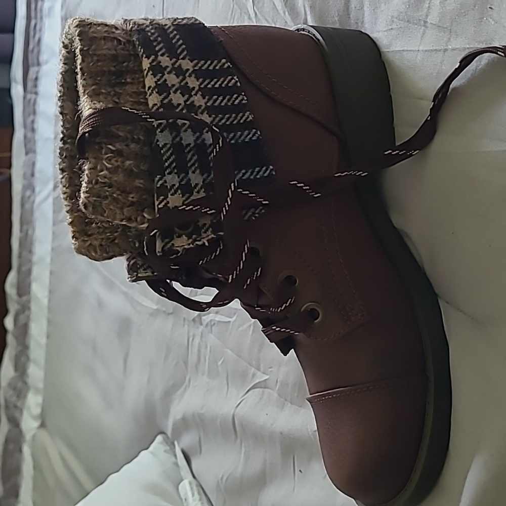 Ladies Natural Reflections boots.  Size 8, brand new.